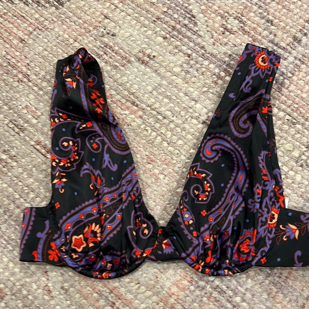 We wore what underwire V-neck crop top!!! Never worn!